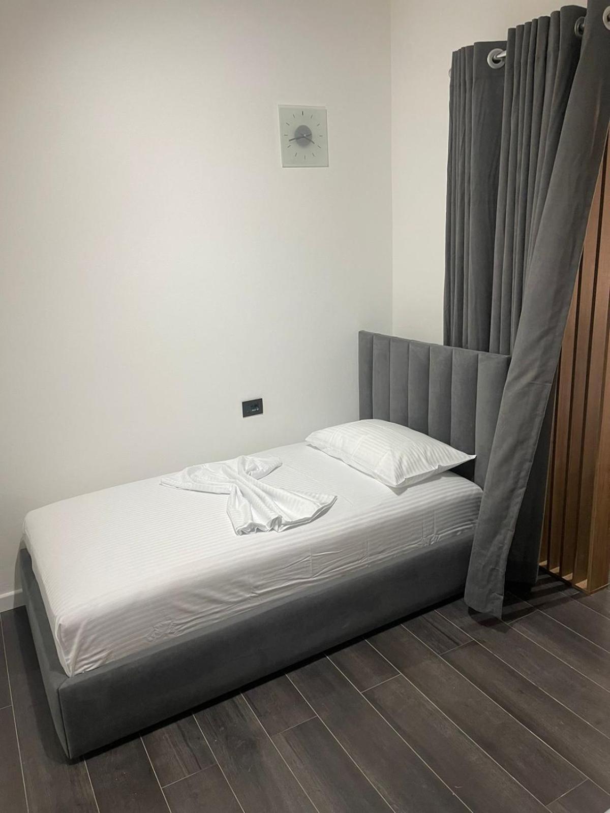 Aries Apartments Sarandë Buitenkant foto