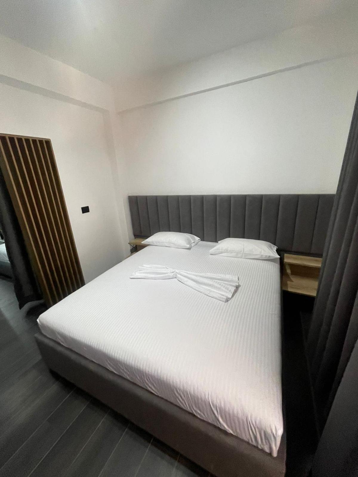 Aries Apartments Sarandë Buitenkant foto